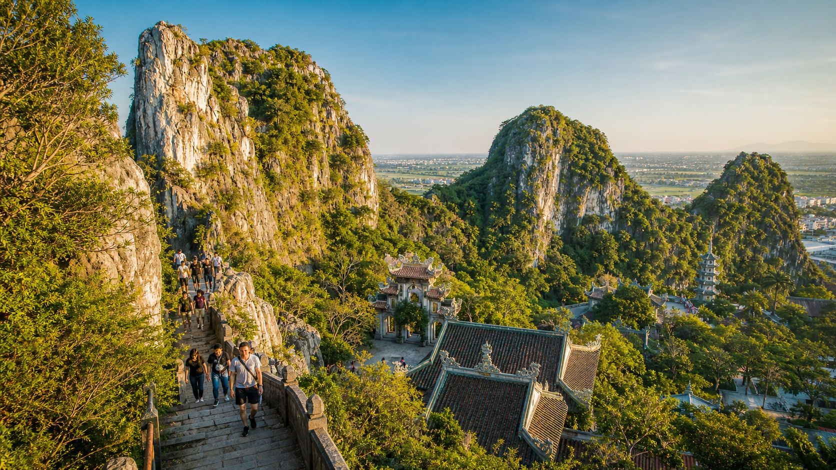 Toàn cảnh Ngũ Hành Sơn Đà Nẵng với núi đá vôi, chùa cổ và du khách tham quan trong ngày nắng đẹp